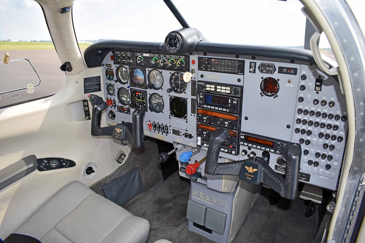 aereo d'affari Mooney M20U